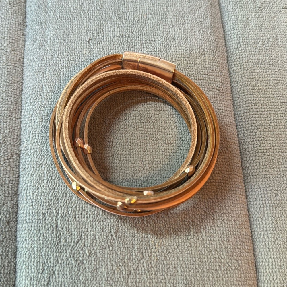 Wrap bracelet with magnetic closure